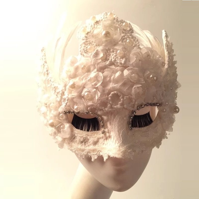 Beauty Halloween Makeup - Schönheit Make-up Ball weiße Feder Spitze